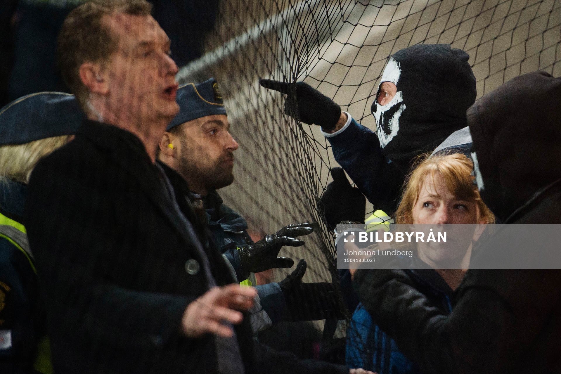 En supporter från Djurgården tar sig över räcket