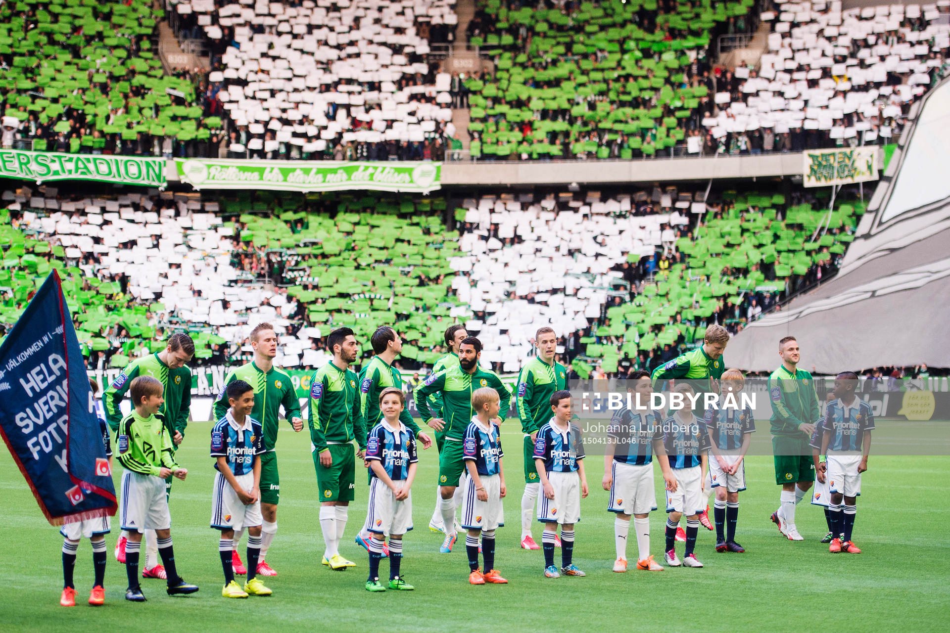 Hammarbys spelare står uppställda framför supportrarnas