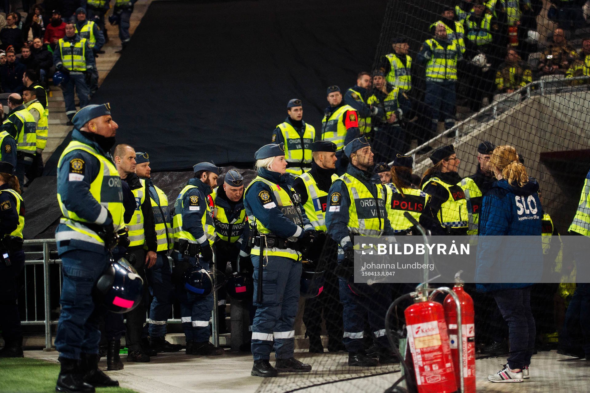 Poliser står uppställda