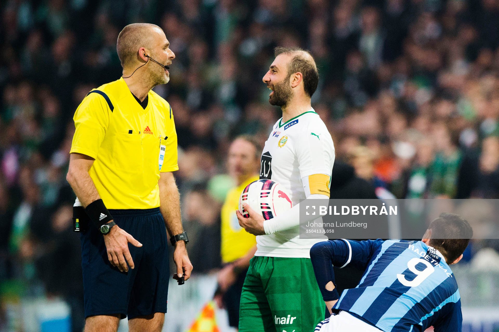 Domare Michael Lerjéus diskuterar med Hammarbys Kennedy