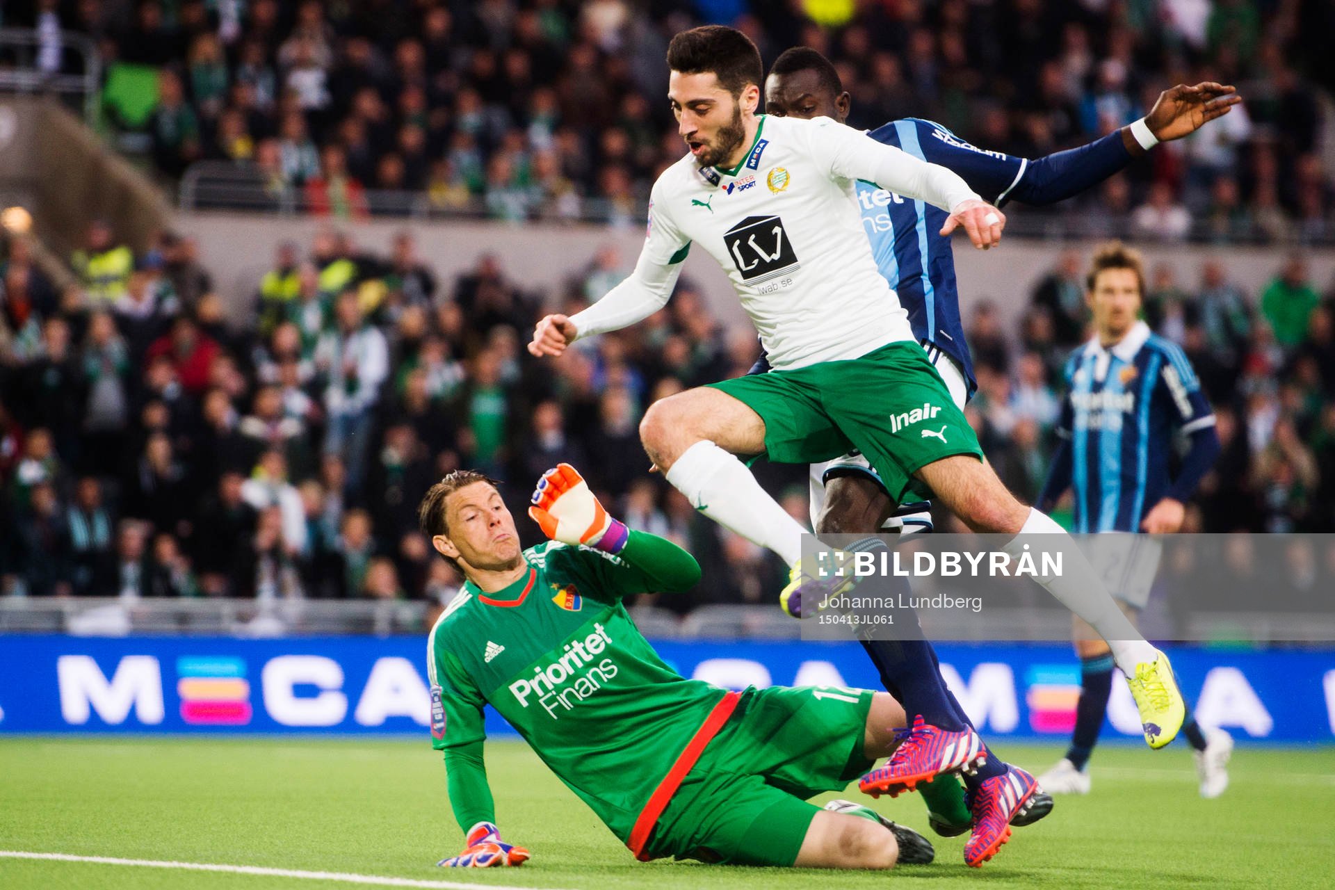 Hammarbys Nahir Besara hoppar över Djurgårdens målvakt