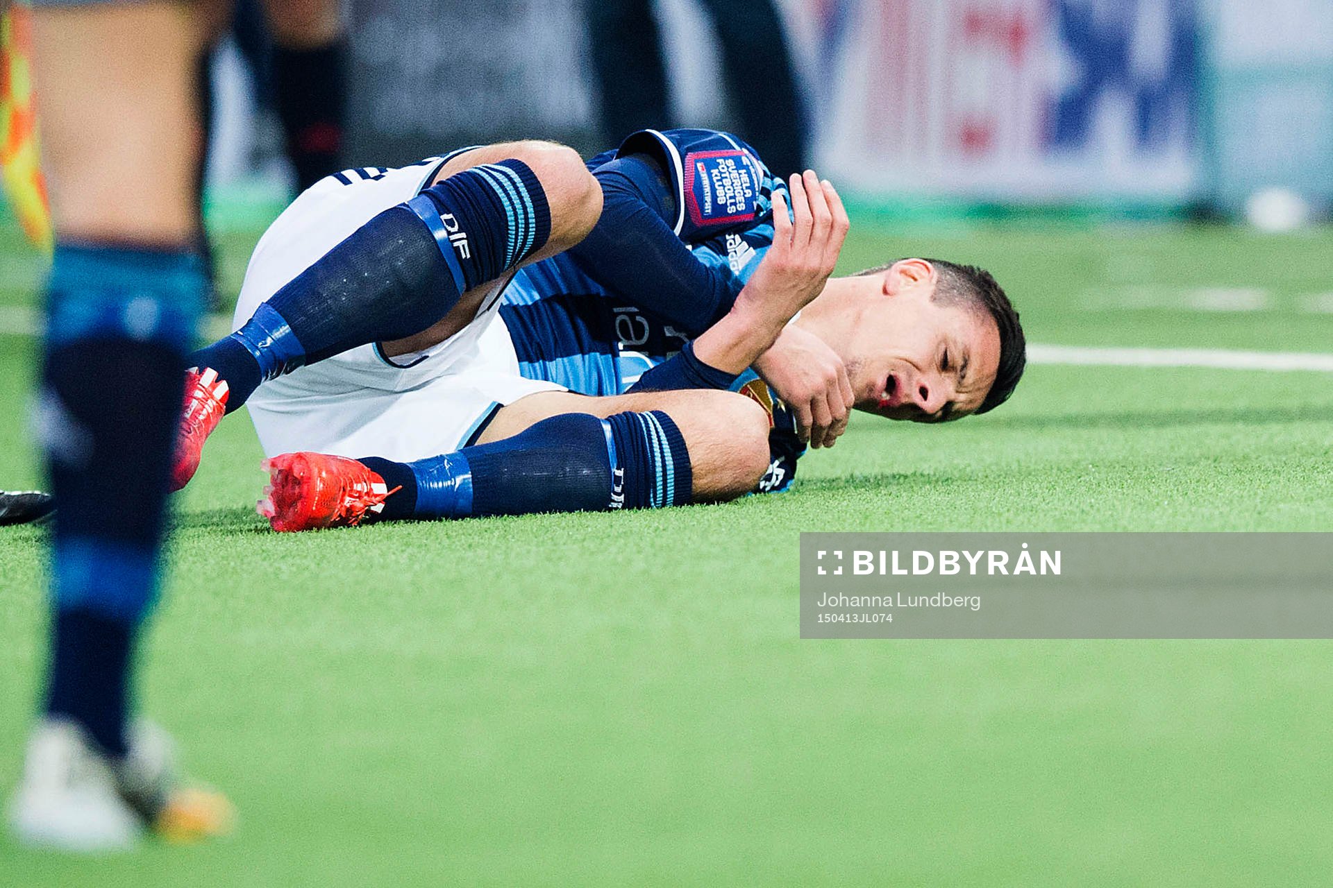 Djurgårdens Haris Radetinac har ont under fotbollsmatchen i Allsvenskan mellan Hammarby och Djurgården den 13 april 2015 i Stockholm.