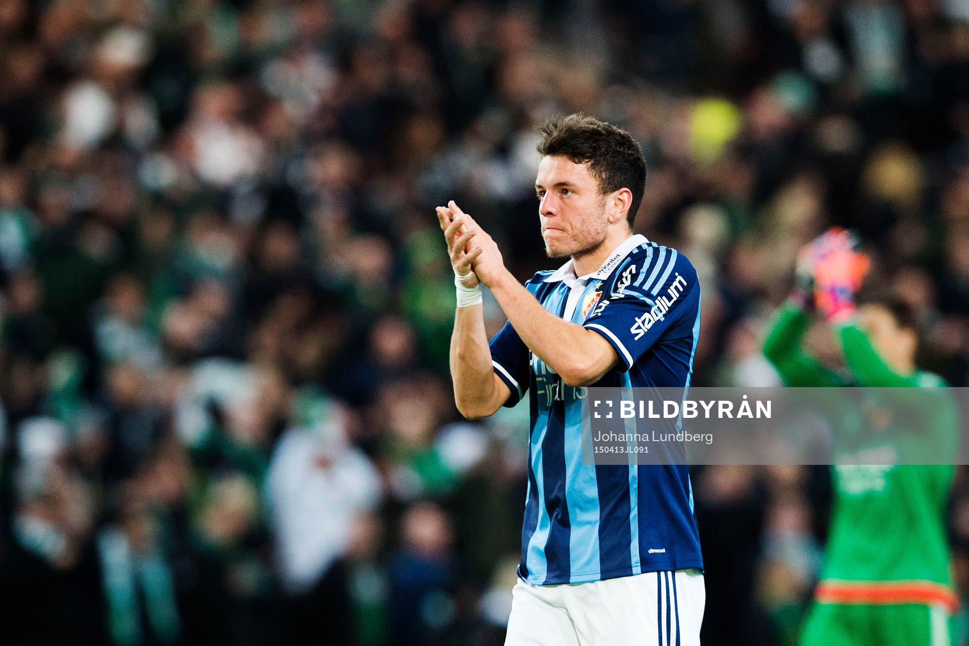 Djurgårdens Kerim Mrabti tackar publiken efter fotbollsmatchen i Allsvenskan mellan Hammarby och Djurgården den 13 april 2015 i Stockholm.