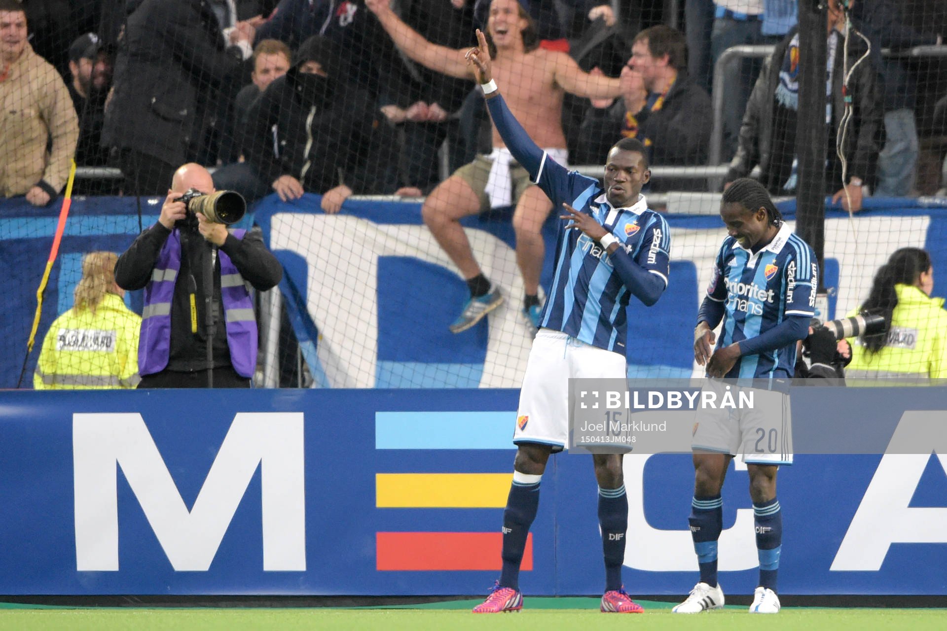 Djurgårdens Omar Colley och Sam Johnson jublar