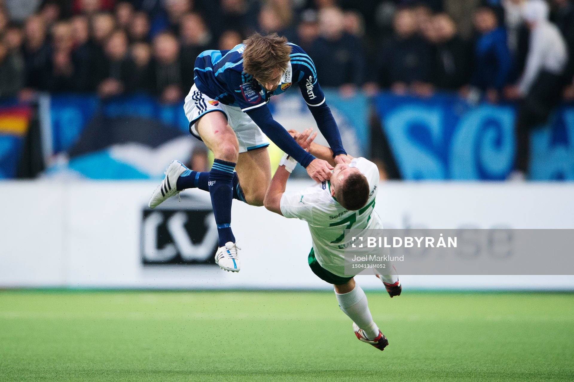 Djurgårdens Jesper Arvidsson tacklar Hammarbys Mats Solheim under fotbollsmatchen i Allsvenskan mellan Hammarby och Djurgården den 13 april 2015 i Stockholm.