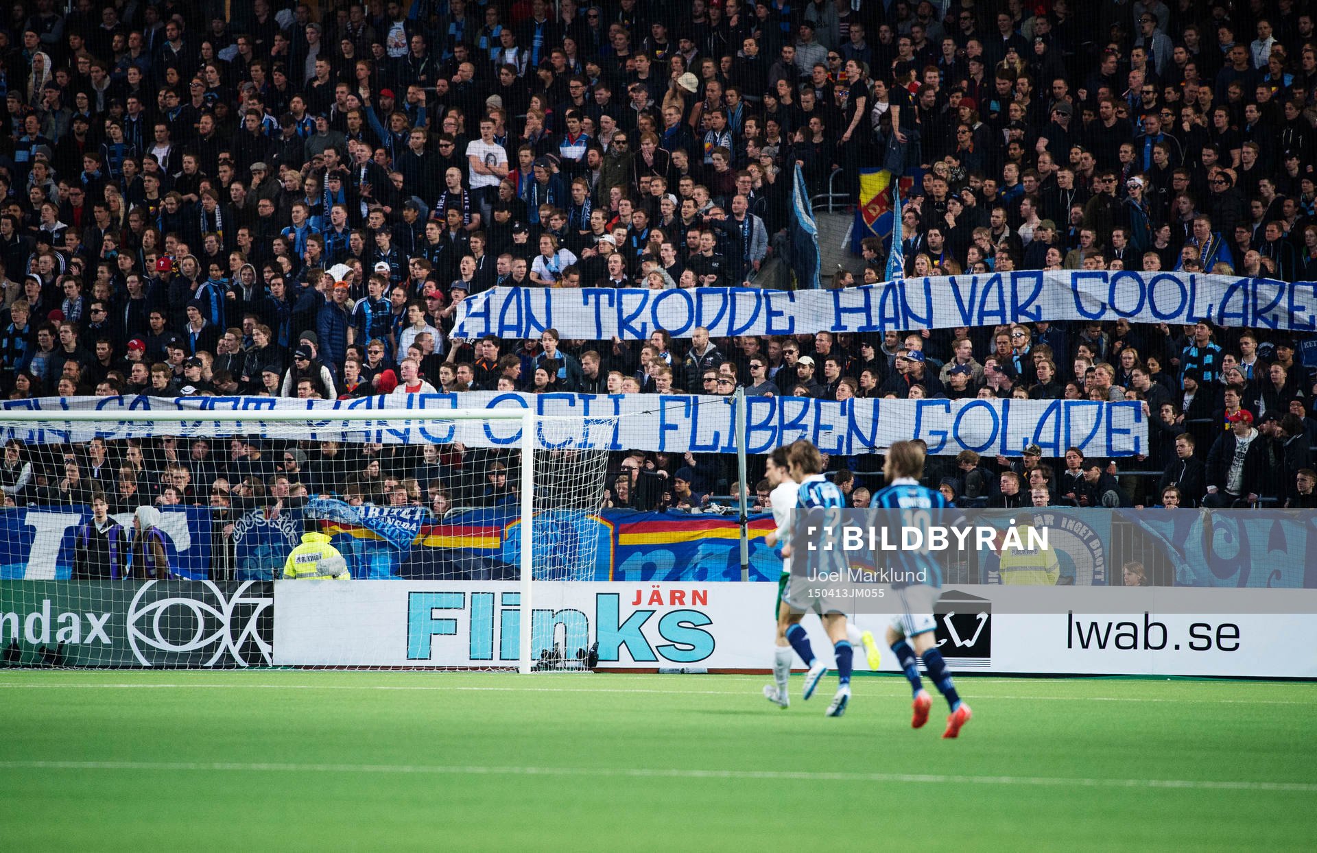 En banderoll med texten Han trodde han var coolare, sa sa dom pang och flibben golade i Djurgården klack under fotbollsmatchen i Allsvenskan mellan Hammarby och Djurgården den 13 april 2015 i Stockholm.