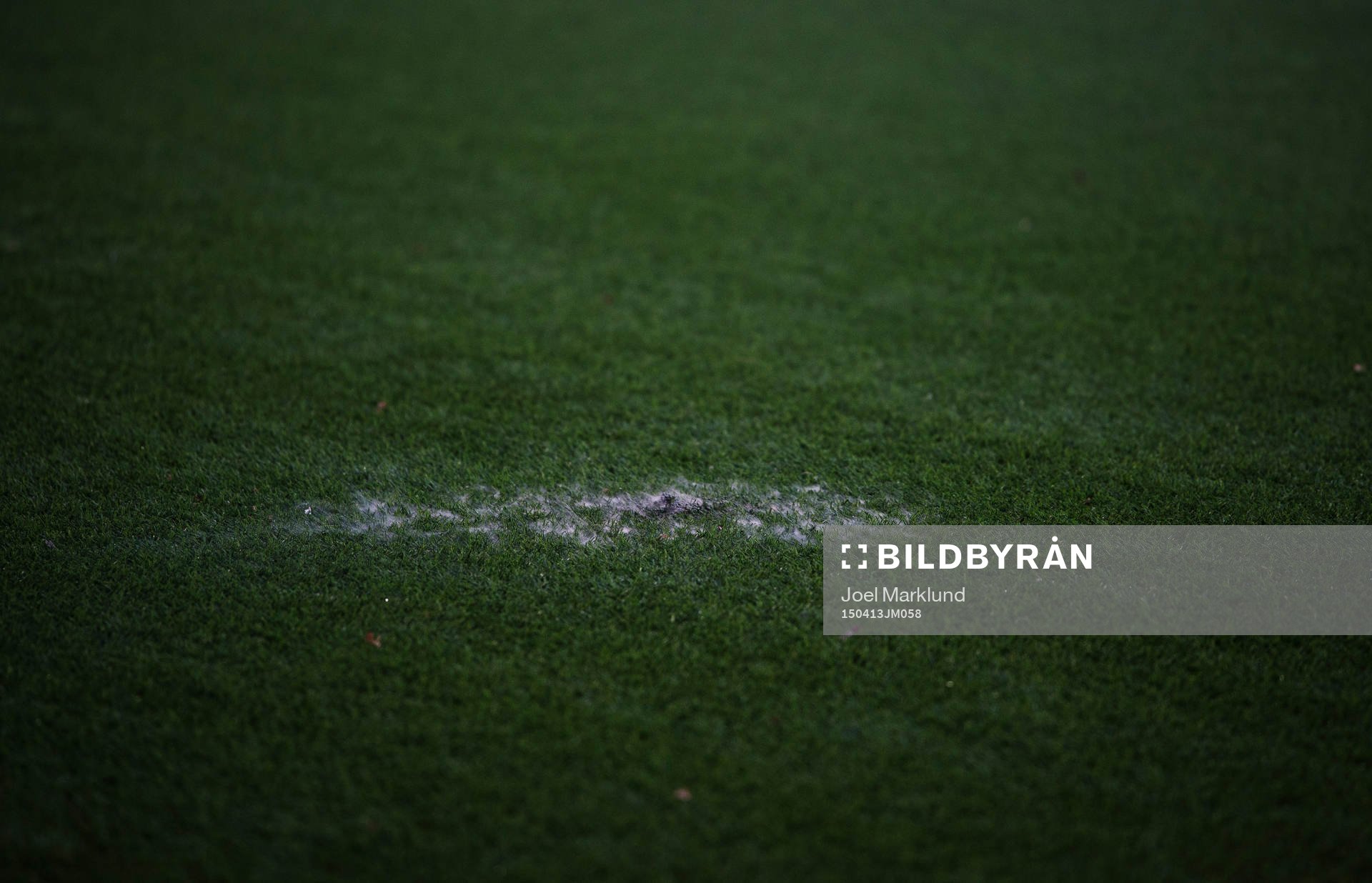 Märken på gräsmattan efter ett knallskott under fotbollsmatchen i Allsvenskan mellan Hammarby och Djurgården den 13 april 2015 i Stockholm.