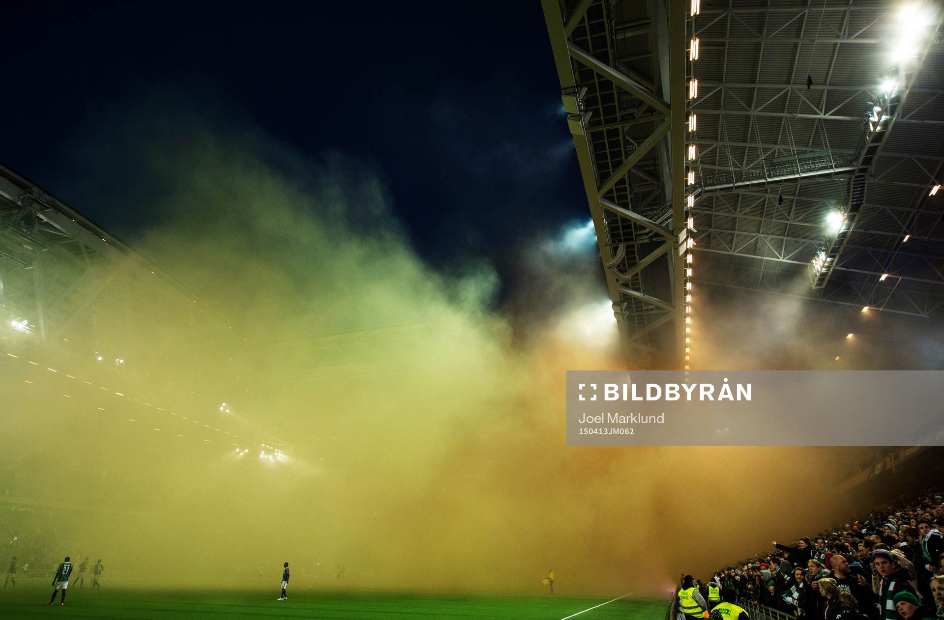 Kraftig rökutveckling på grund av bengaleldar från Djurgårdens klack stoppar spelet inför andra halvlek under fotbollsmatchen i Allsvenskan mellan Hammarby och Djurgården den 13 april 2015 i Stockholm.