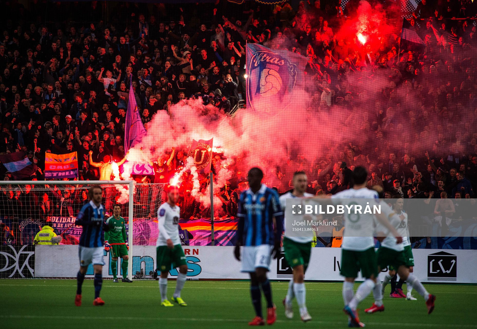 Bengaleldar i Djurgårdens klack under fotbollsmatchen i Allsvenskan mellan Hammarby och Djurgården den 13 april 2015 i Stockholm.