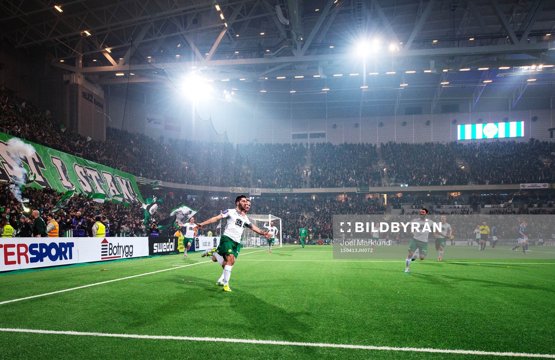 Hammarbys Nahir Besara jublar med lagkamrater