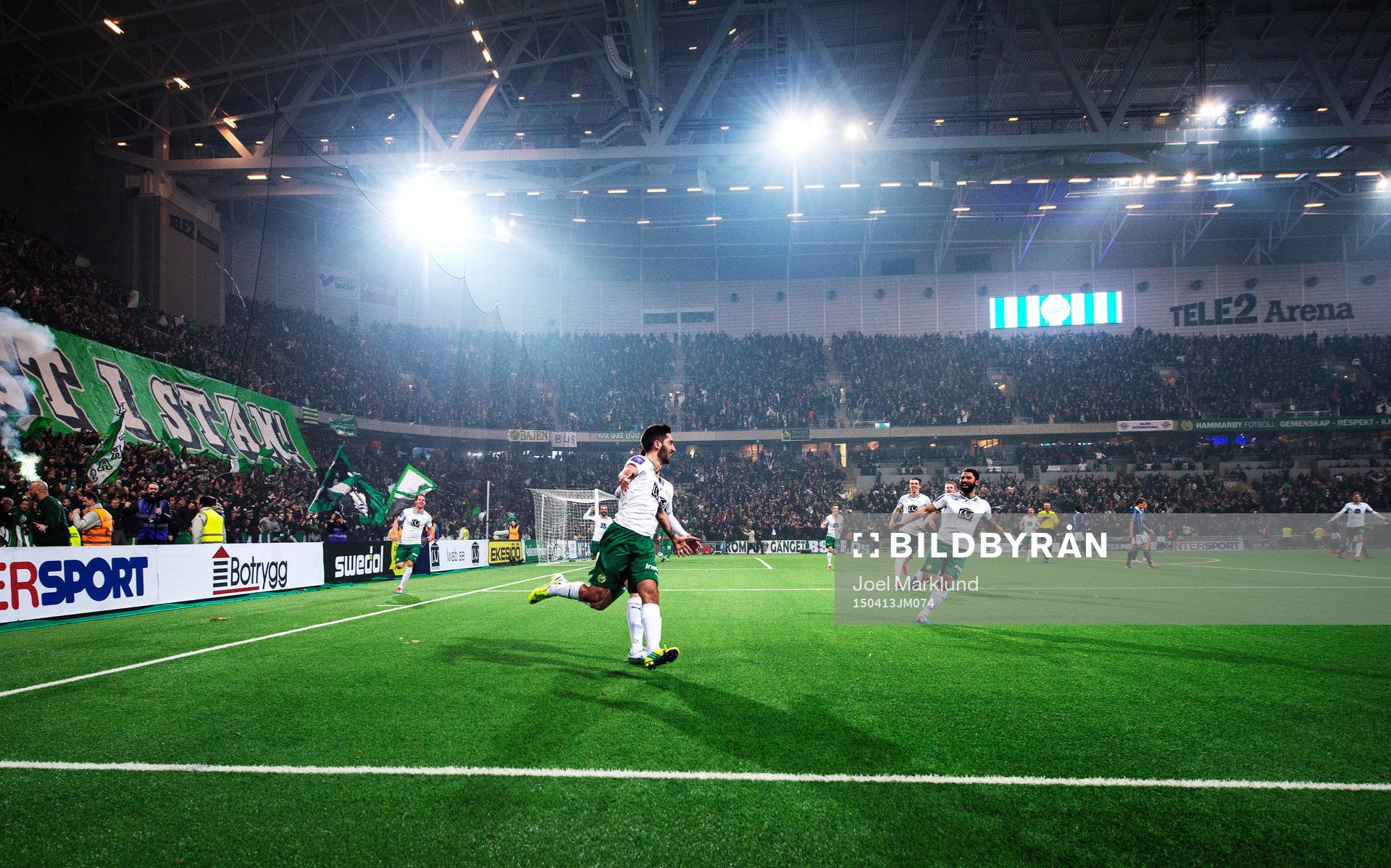 Hammarbys Nahir Besara jublar med lagkamrater