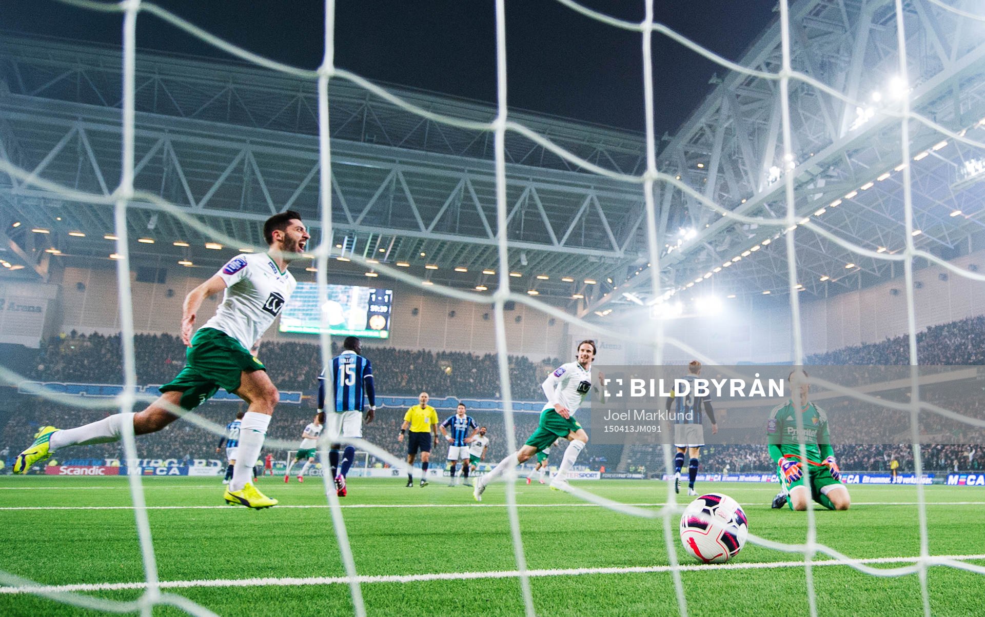 Hammarbys Nahir Besara och Linus Hallenius jublar