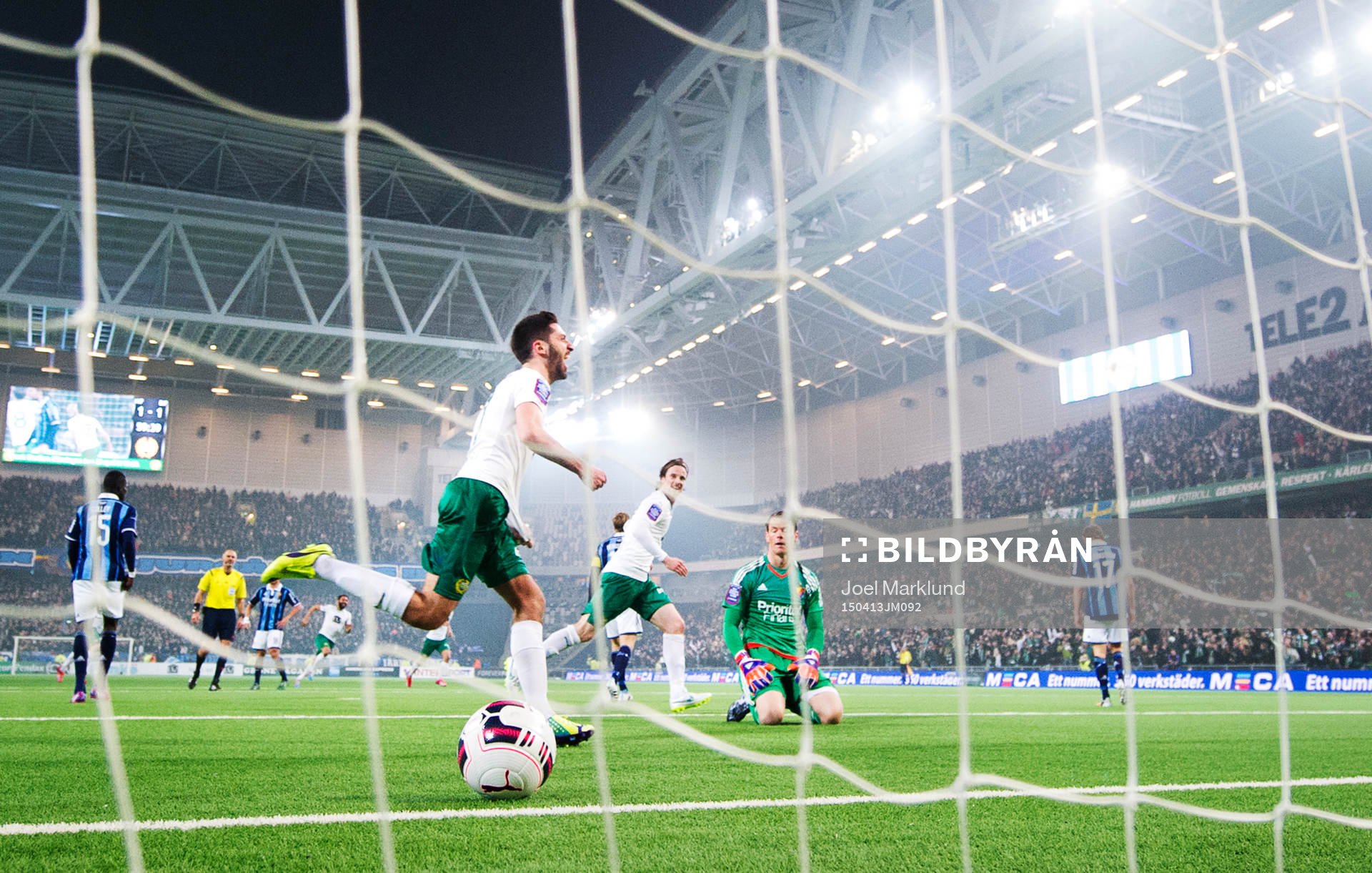 Hammarbys Nahir Besara och Linus Hallenius jublar