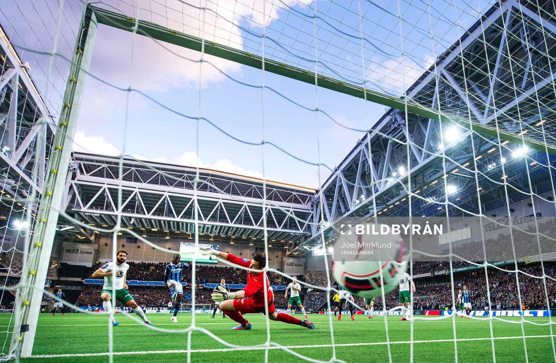 Djurgårdens Sam Johnson skjuter in 0-1 bakom Hammarbys