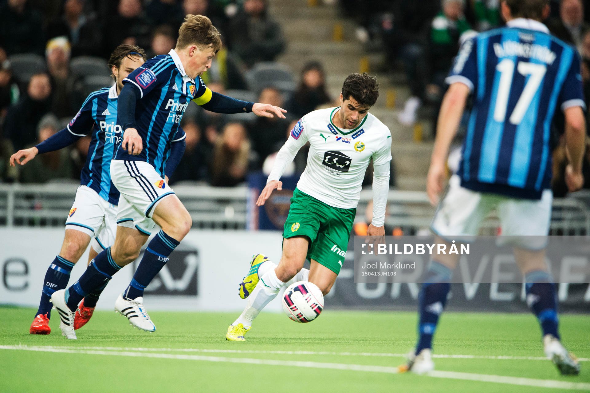 Djurgårdens Emil Bergström utmanas av Hammarbys Lars Fuhre
