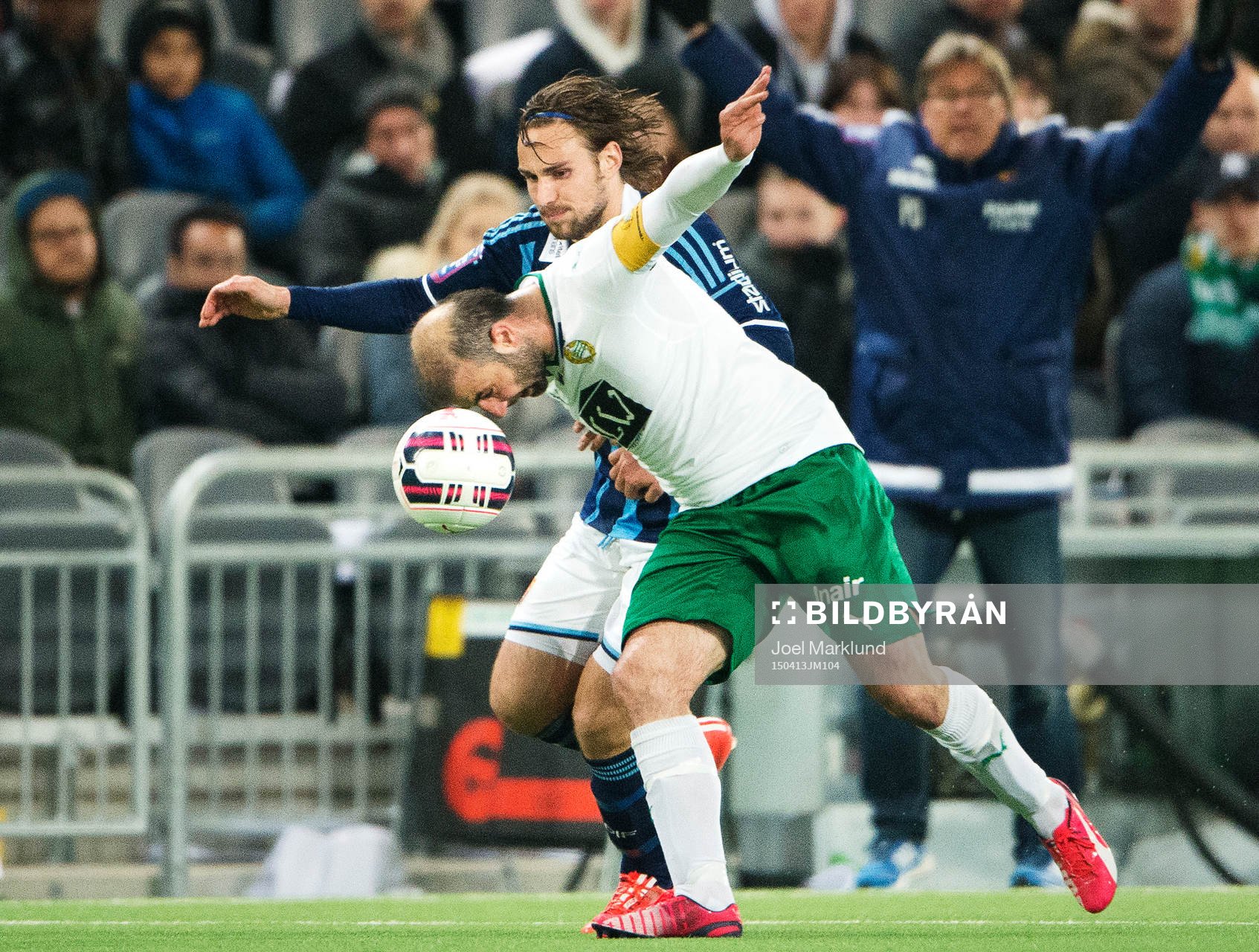 Hammarbys Kennedy Bakircioglu i en duell med Djurgårdens