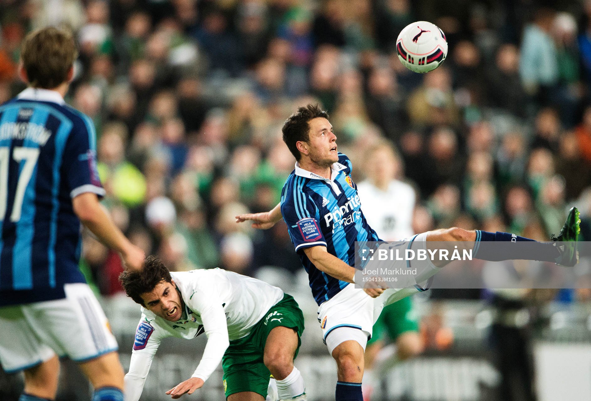 Hammarbys Lars Fuhre i en duell med Djurgårdens Kerim