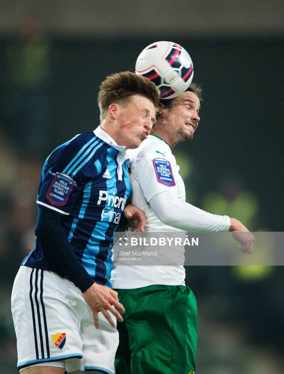 Djurgårdens Emil Bergström i en nickduell med Hammarbys