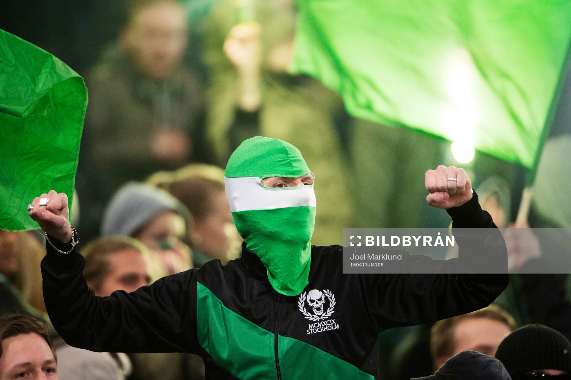 En maskerad man i Hammarbys klack