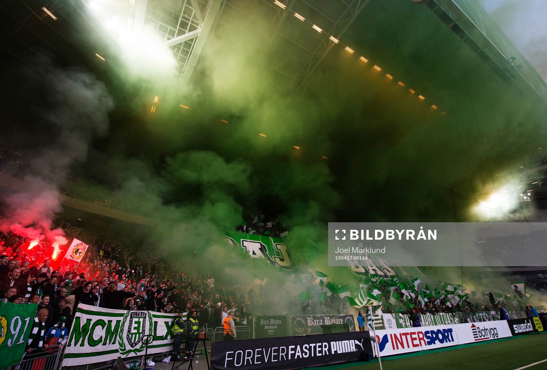 Rök och bengaleldar i Hammarbys klack under fotbollsmatchen i Allsvenskan mellan Hammarby och Djurgården den 13 april 2015 i Stockholm.