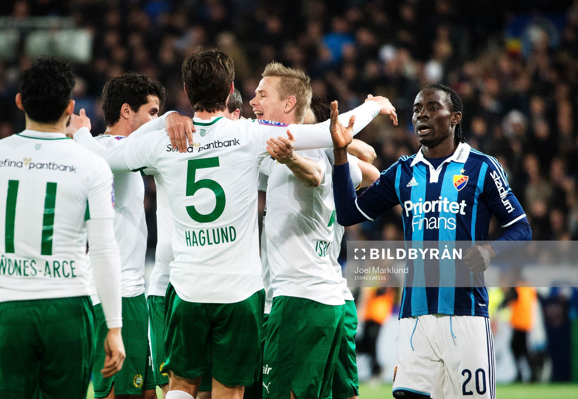 Spelare i Hammarby jublar samtidigt som Djurgårdens Sam
