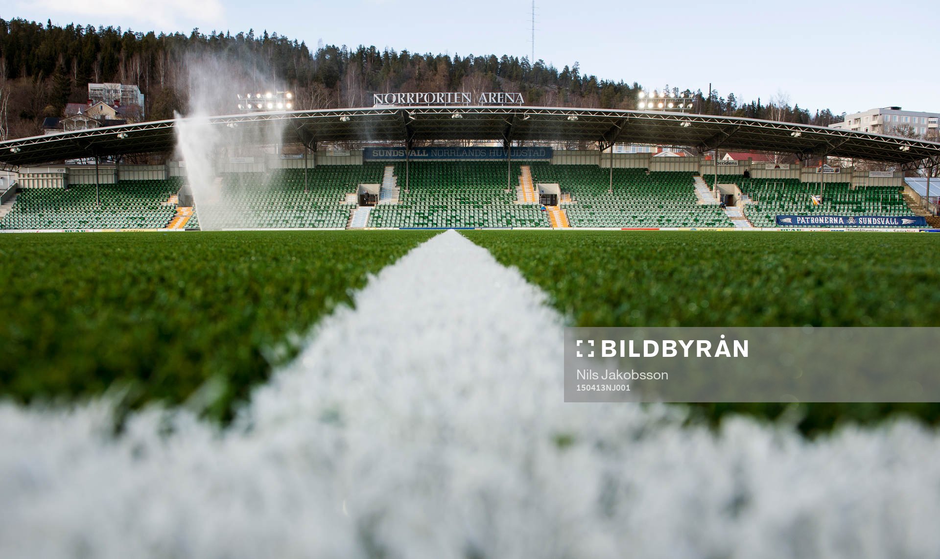 Konstgräset på Norrporten Arena vattnas