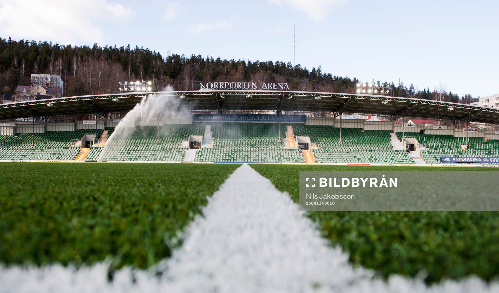 Konstgräset på Norrporten Arena vattnas