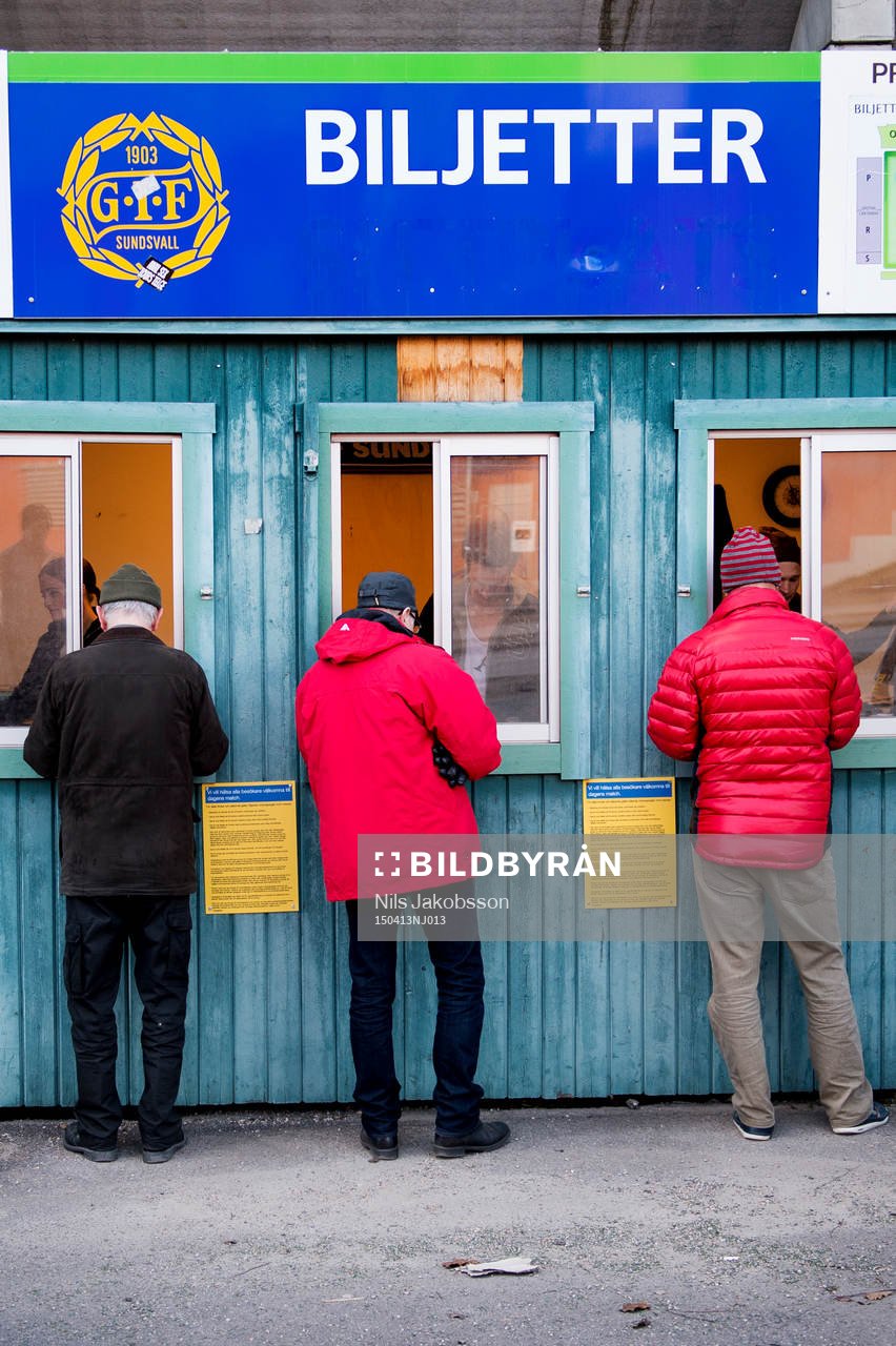 Biljettkassor innan fotbollsmatchen i Allsvenskan mellan