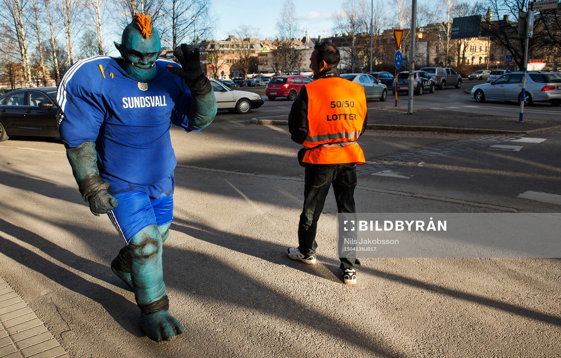 Sundsvalls maskot Giffen och en volontär som