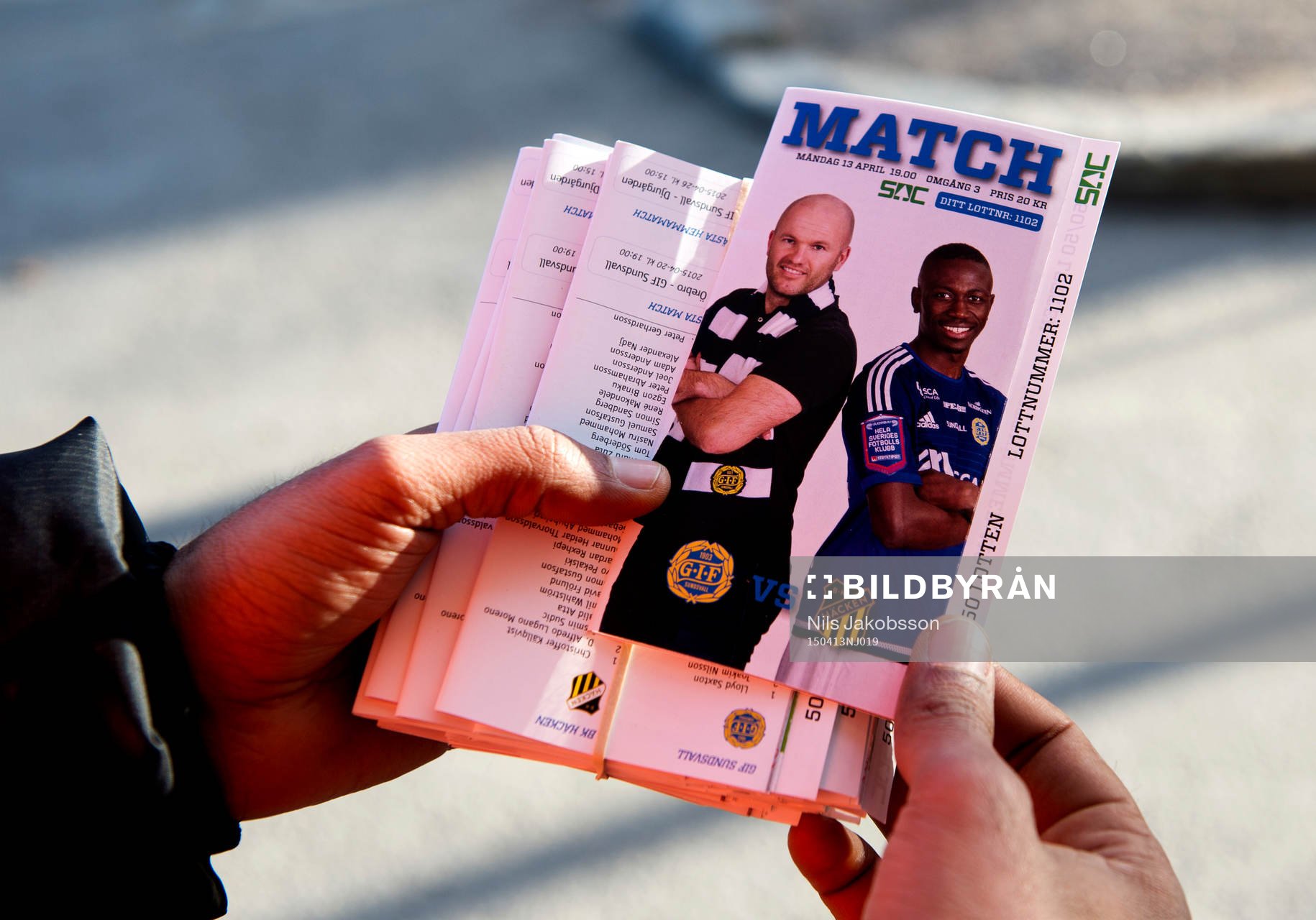 Ett matchprogram innan fotbollsmatchen i Allsvenskan mellan
