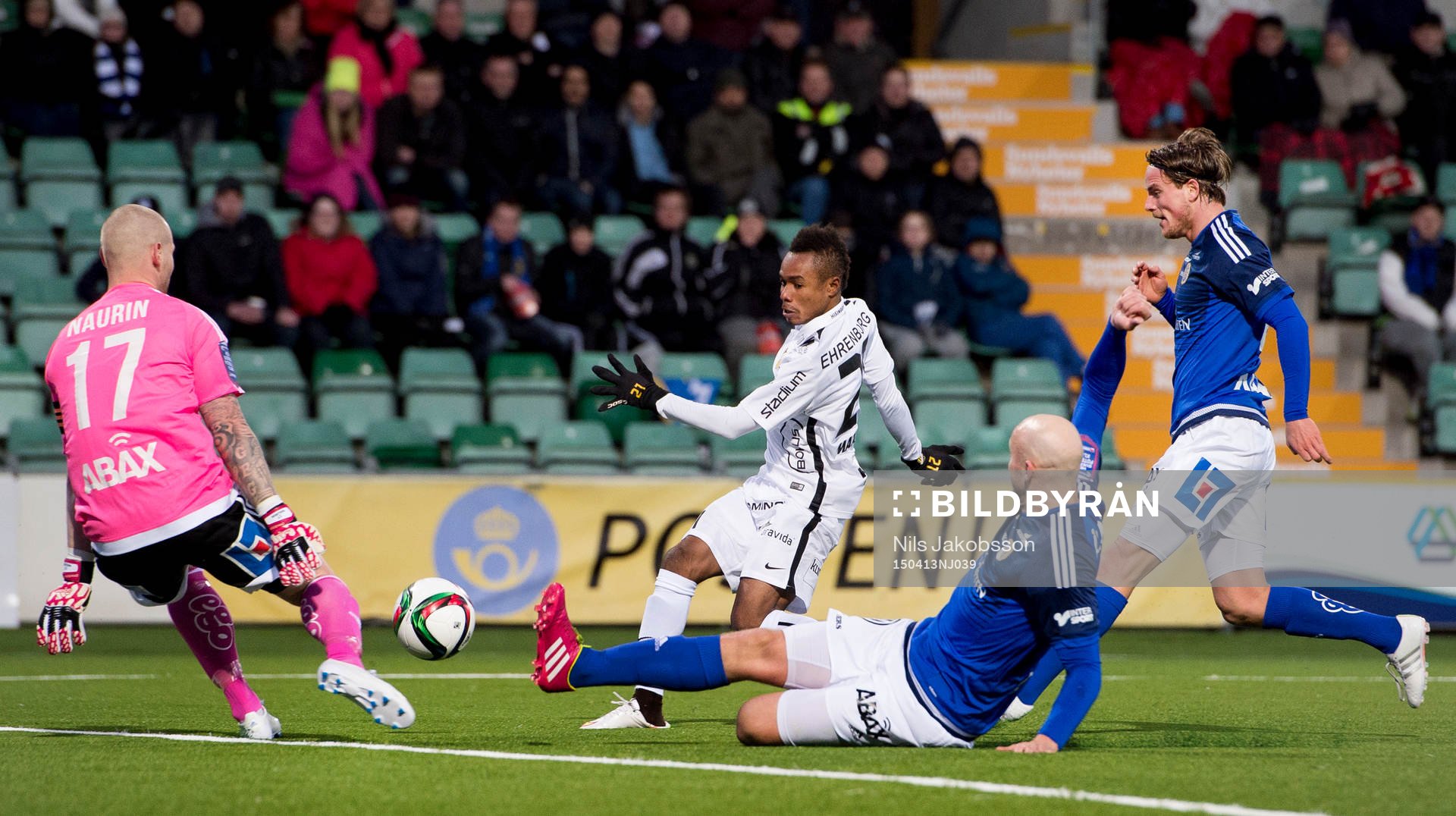 Sundsvalls målvakt Tommy Naurin och Stefan Ålander räddar ett skott från Häckens Nasiru Mohammed under fotbollsmatchen i Allsvenskan mellan GIF Sundsvall och Häcken den 13 april 2015 i Sundsvall.