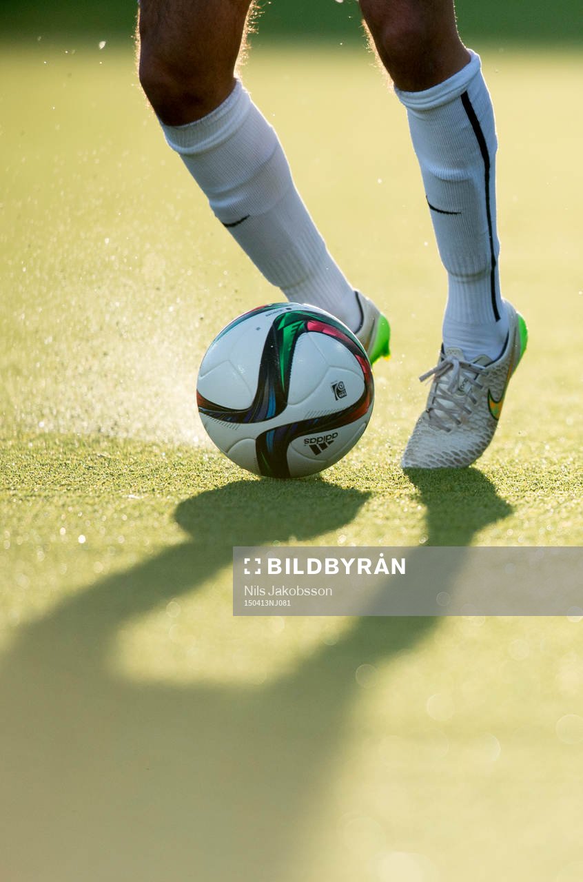Fotbollskor och boll under fotbollsmatchen i Allsvenskan mellan GIF Sundsvall och Häcken den 13 april 2015 i Sundsvall.