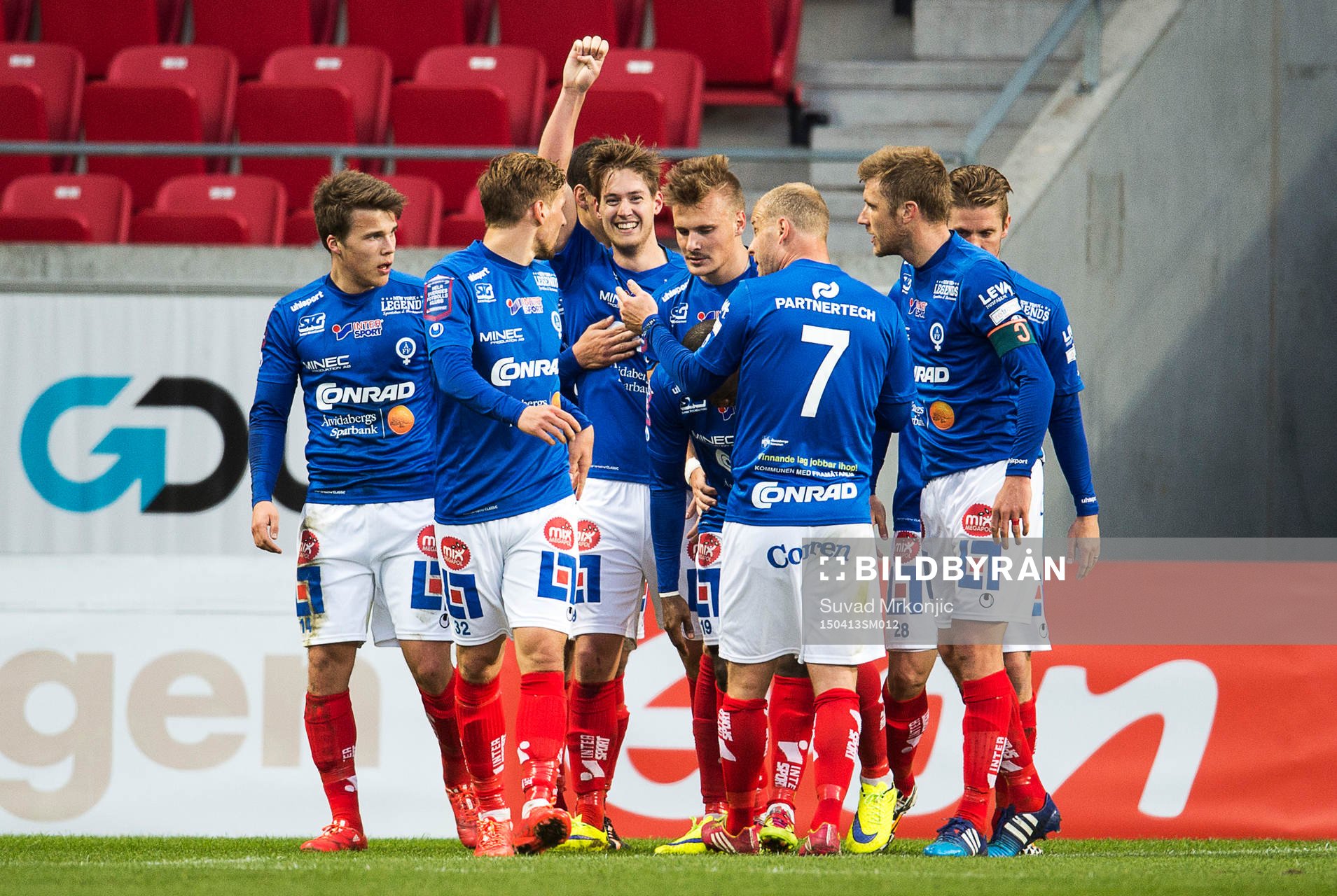 Åtvidabergs Victor Sköld jublar med armen i luften