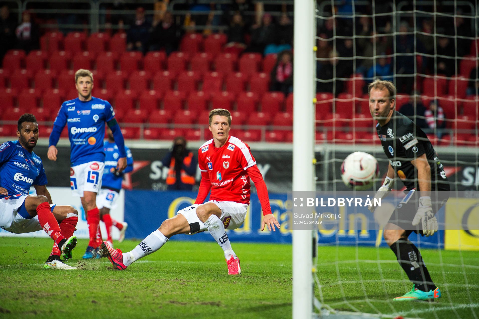 Kalmars Viktor Elm nickar in 2-1 målet