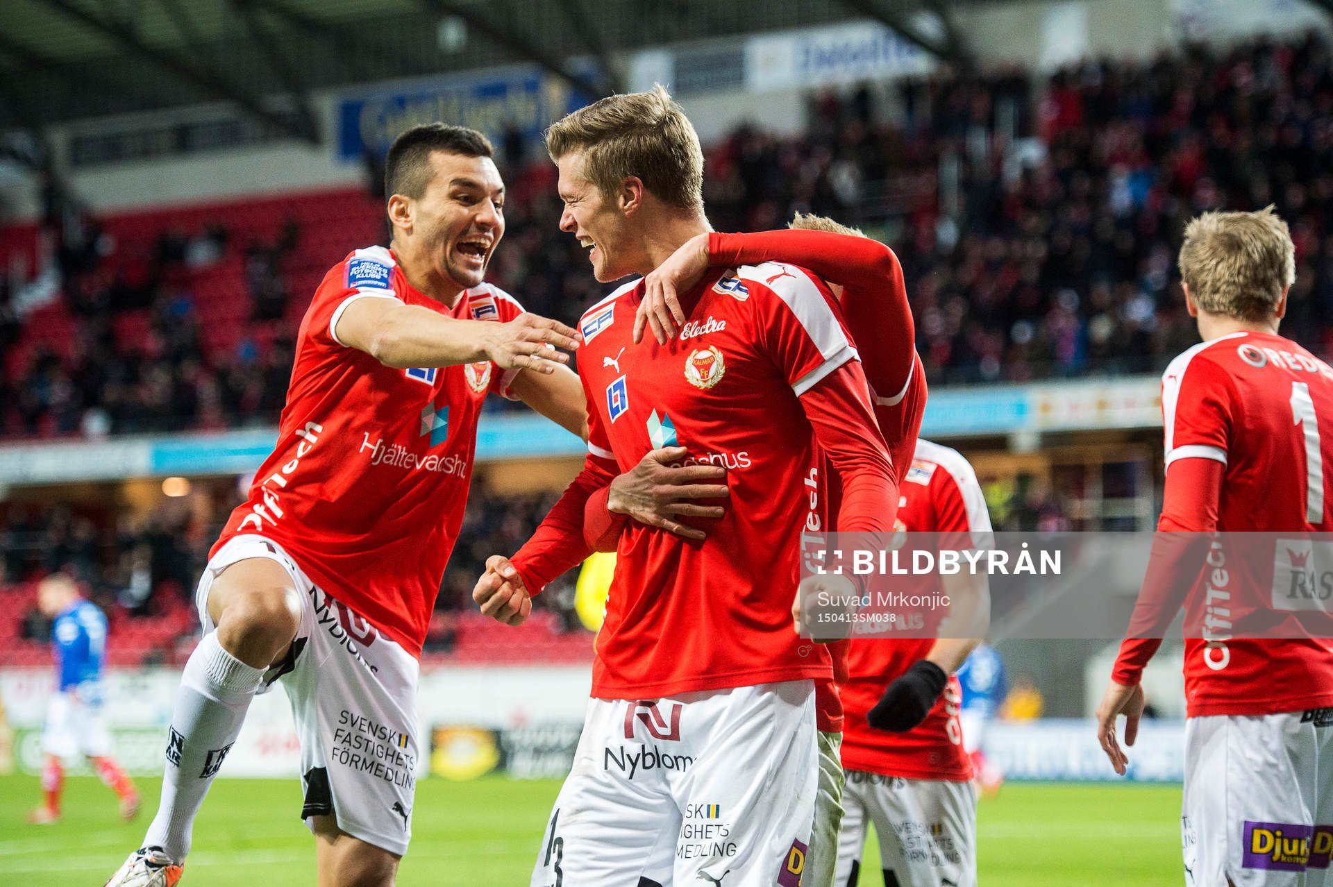 Kalmars Viktor Elm jublar tillsammans med Emin Nouri (v) under fotbollsmatchen i allsvenskan mellan Kalmar och Åtvidaberg den 13 april 2015 i Kalmar.