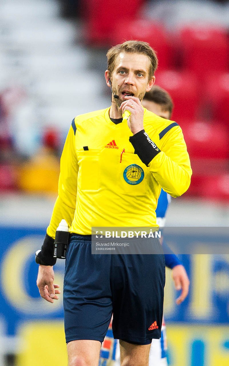 Domaren Johan Hamlin skadades under fotbollsmatchen i allsvenskan mellan Kalmar och Åtvidaberg den 13 april 2015 i Kalmar.