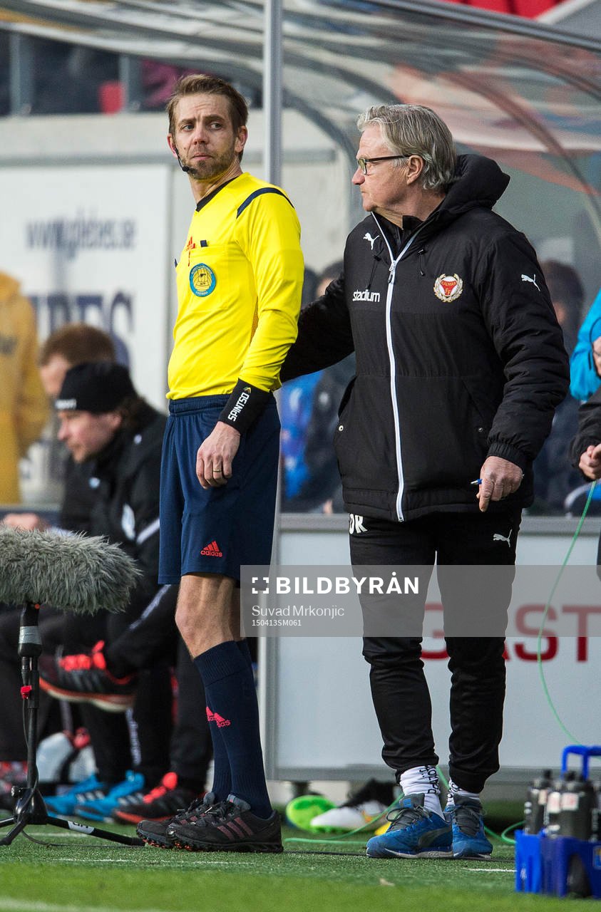 Domaren Johan Hamlin skadades under fotbollsmatchen i allsvenskan mellan Kalmar och Åtvidaberg den 13 april 2015 i Kalmar.