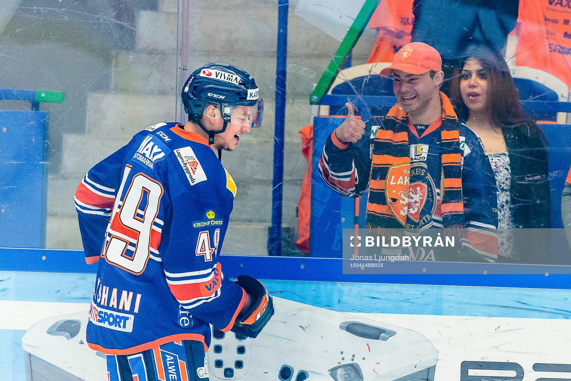 Växjös Rhett Rakhshani hälsar på en supporter