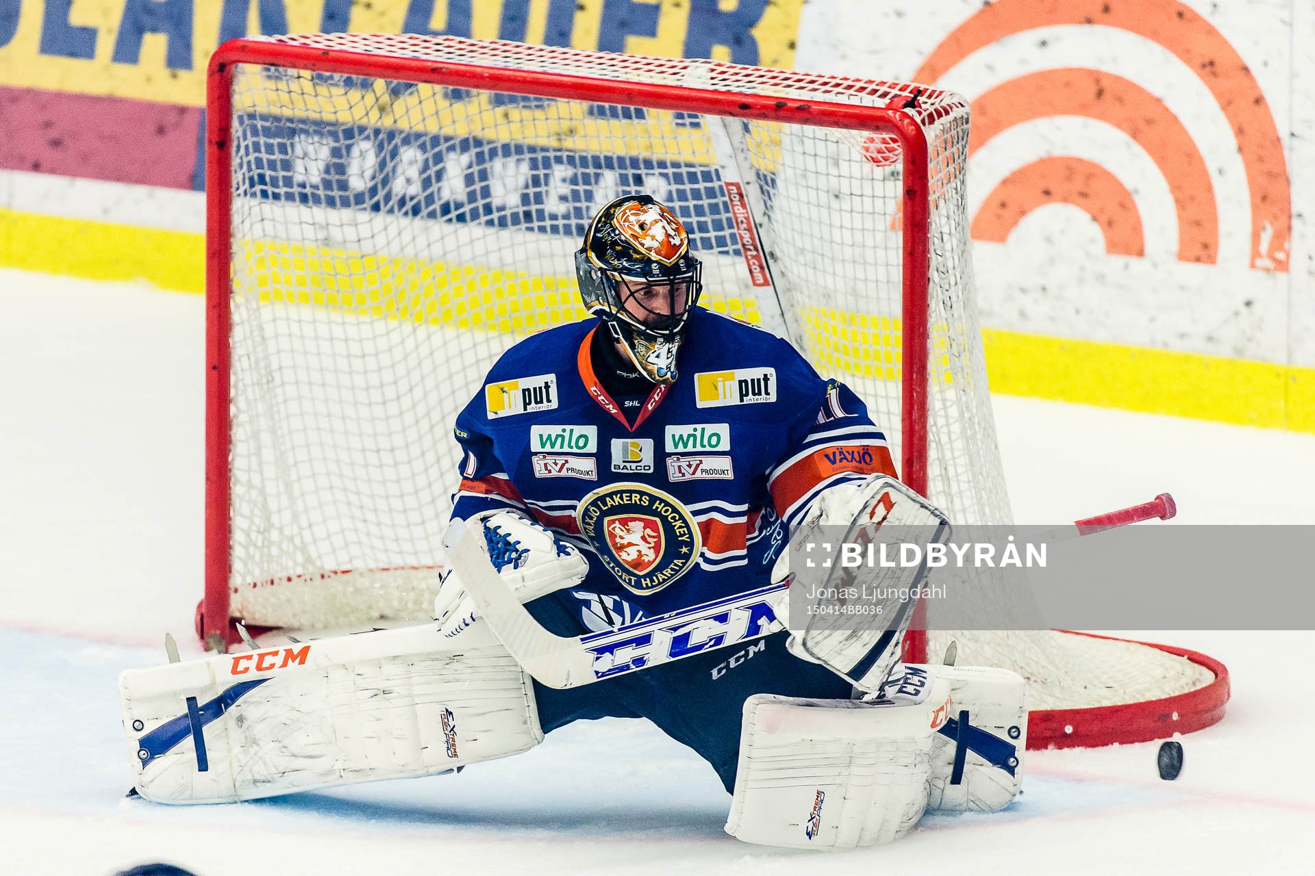 Växjös målvakt Cristopher Nihlstorp styr undan pucken