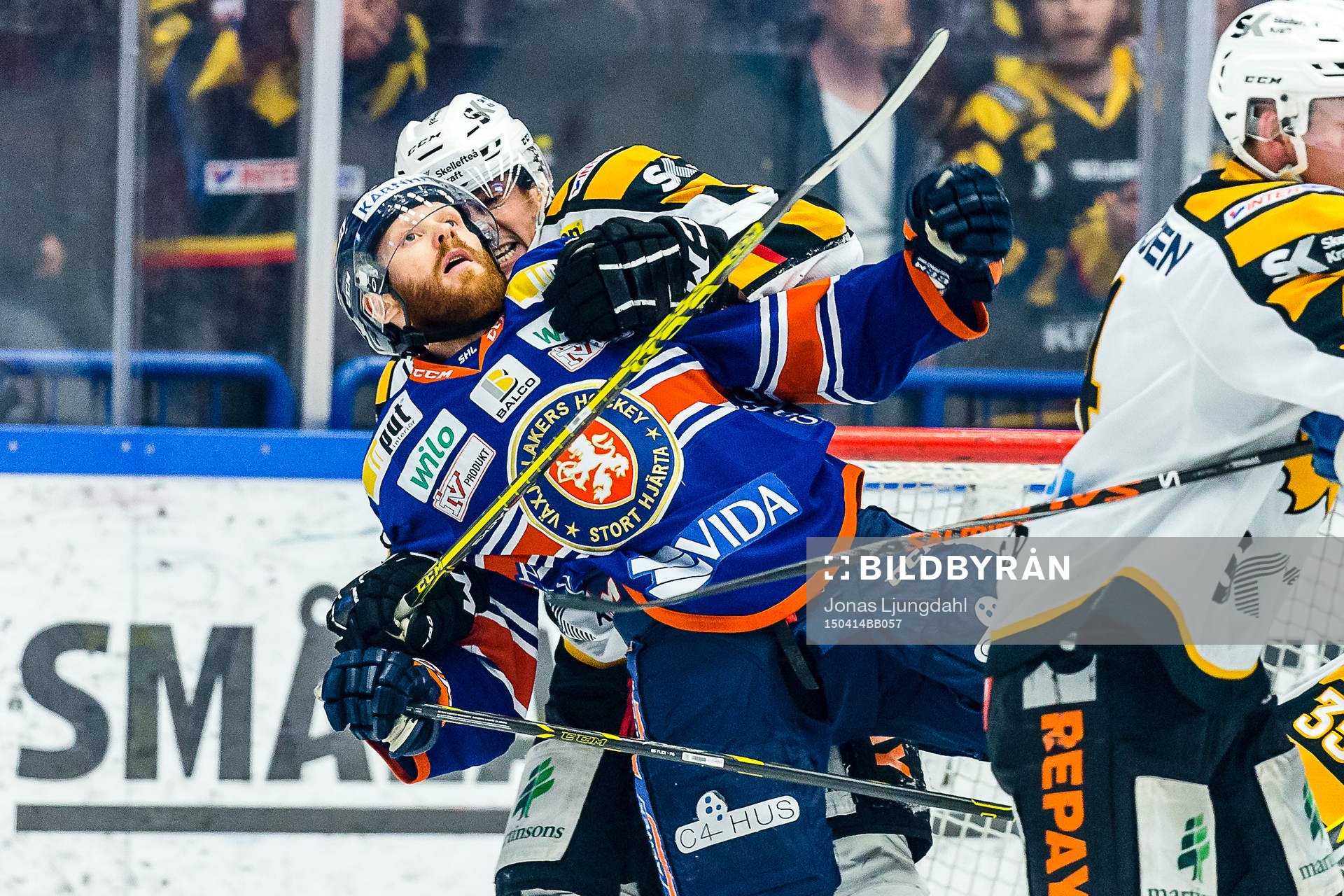 Skellefteås Martin Sevc välter Växjös Liam Reddox