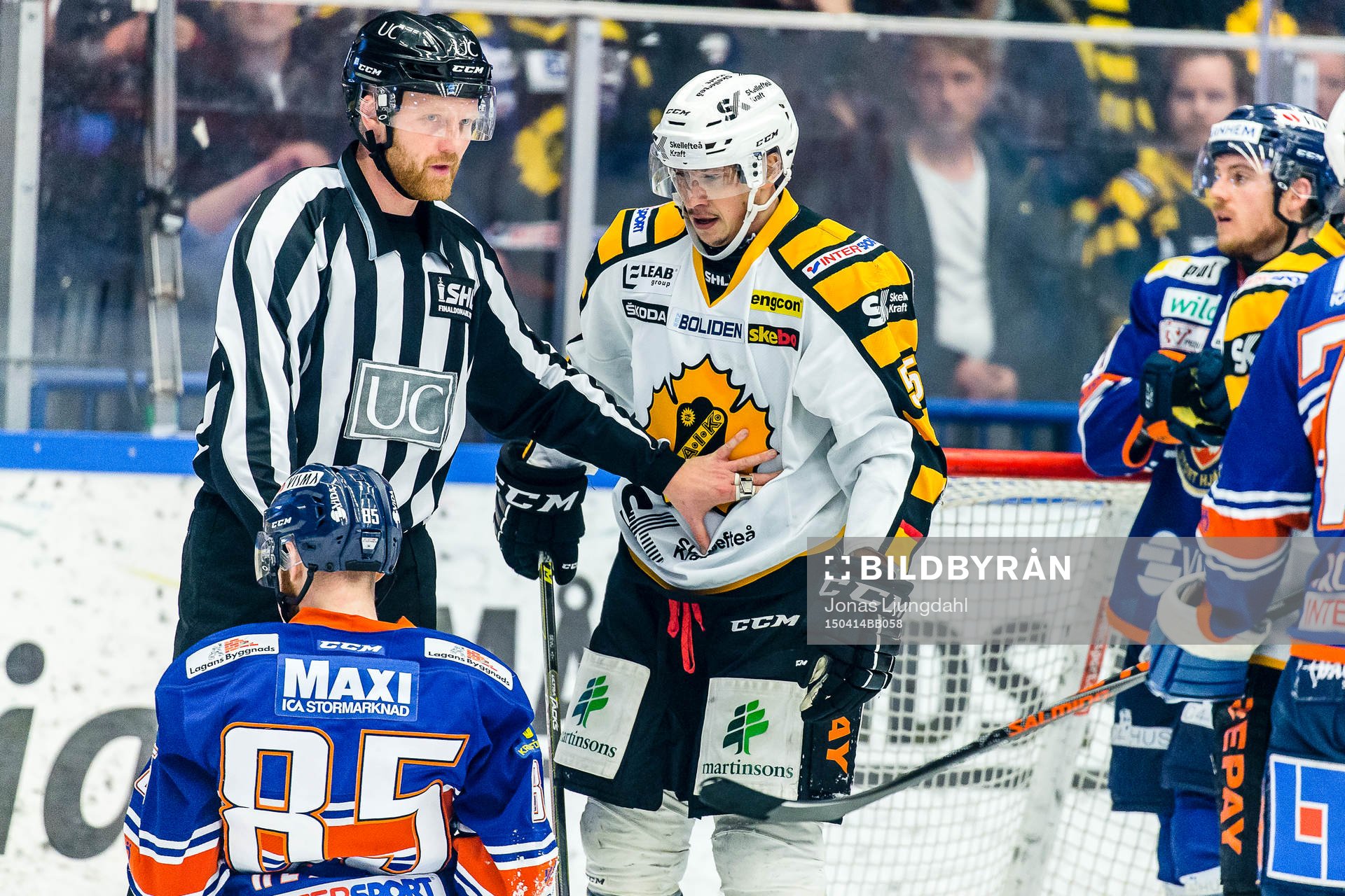Skellefteås Martin Sevc ser ner på Växjös Liam Reddox