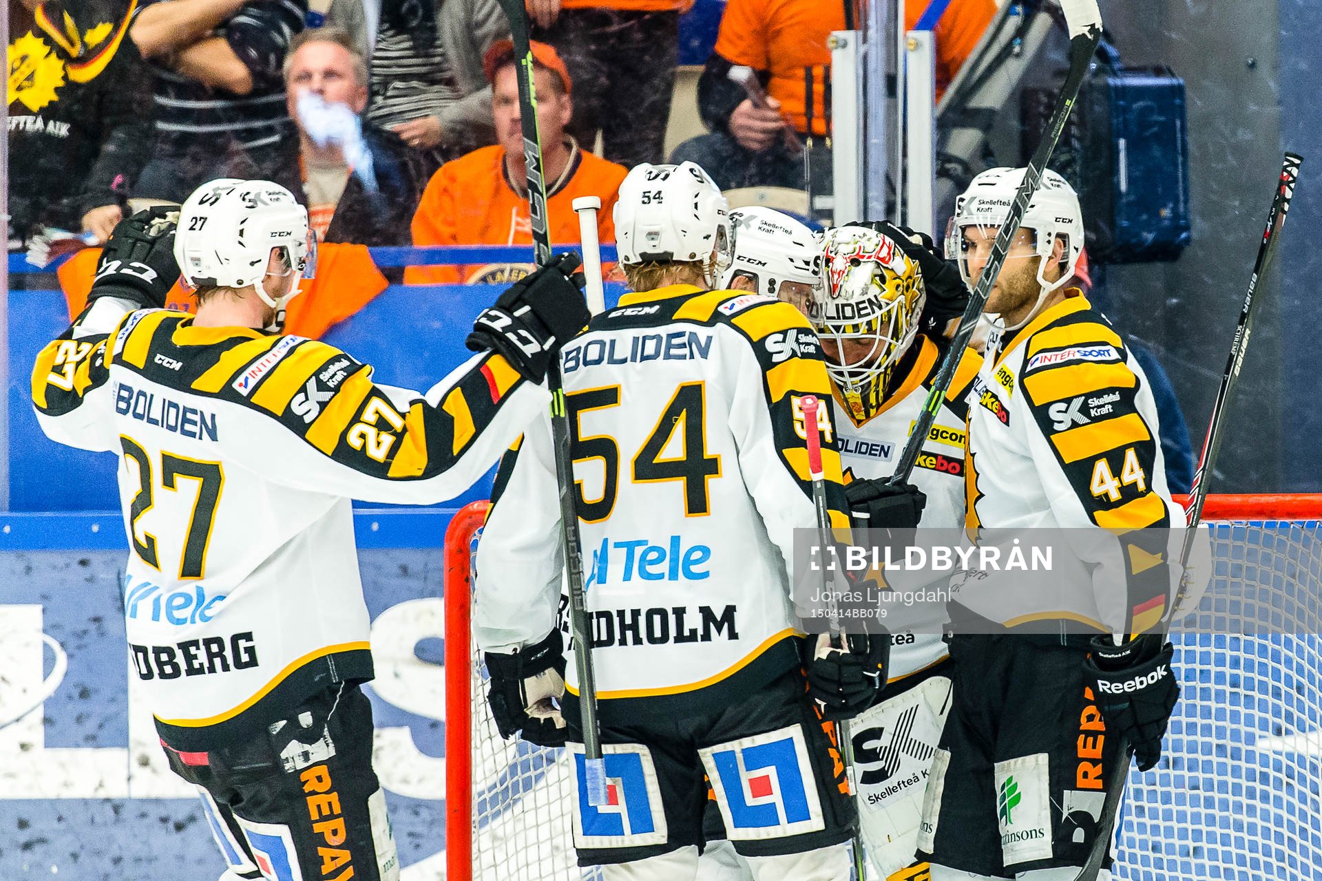 Skellefteås spelare firar målvakt Markus Svensson