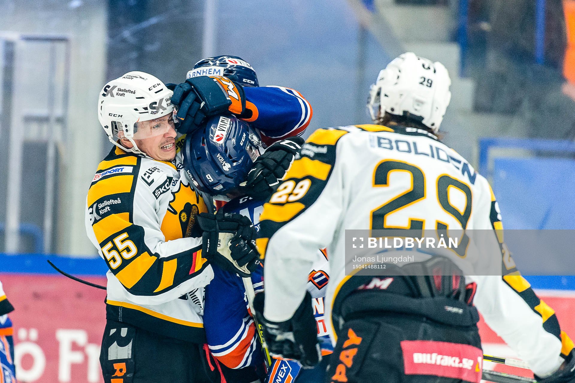 Skellefteås Martin Sevc i gruff med Växjös Josh Hennessy