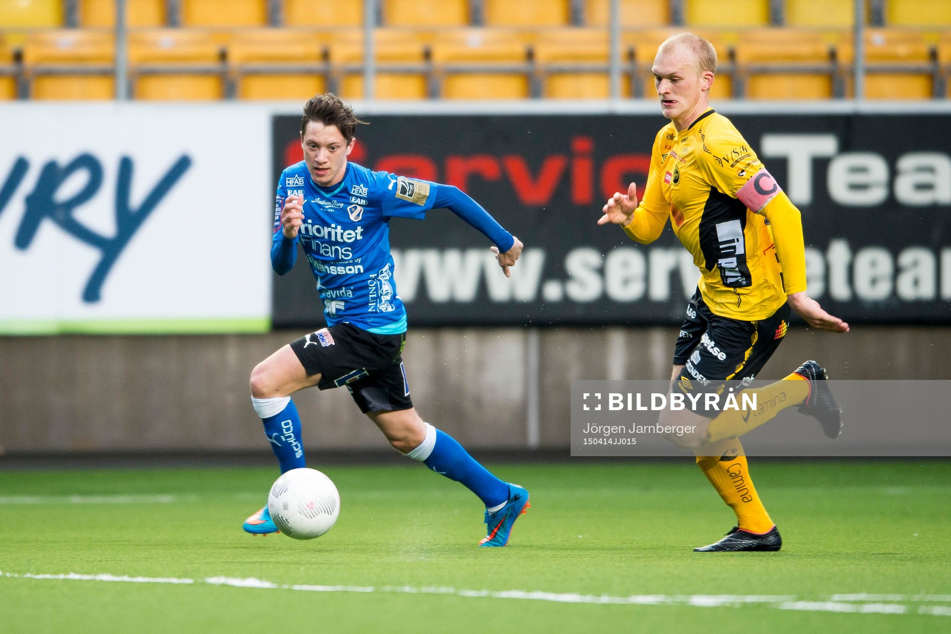 Halmstads Henrik Johansson jagas av Elfsborgs Viktor Nilsson