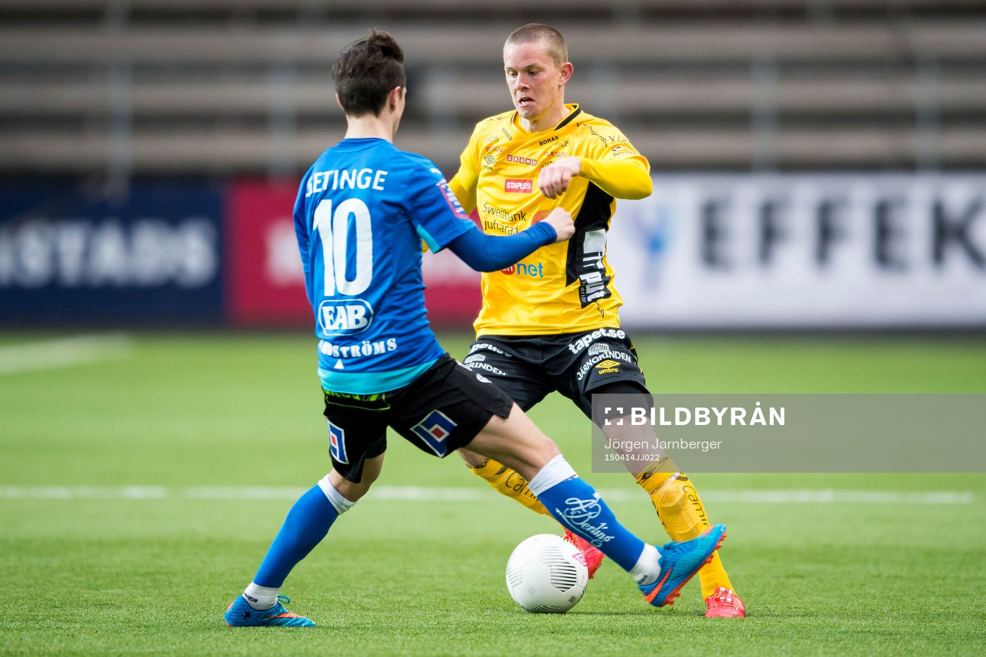 Elfsborgs Anton Lans tar sig förbi Halmstads Henrik