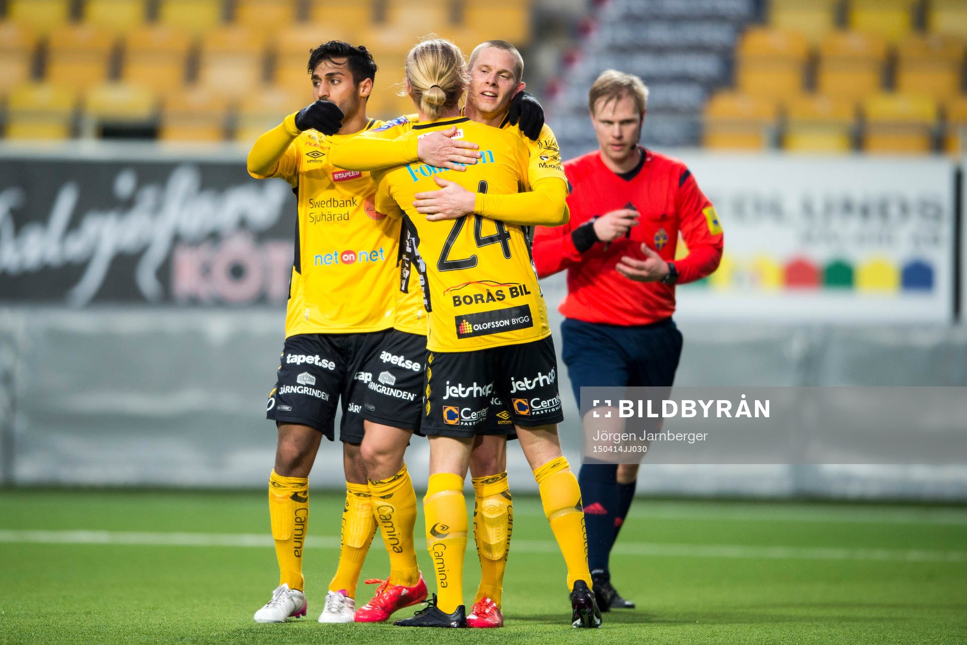 Elfsborgs Viktor Götesson (rygg mot kameran) jublar ihop