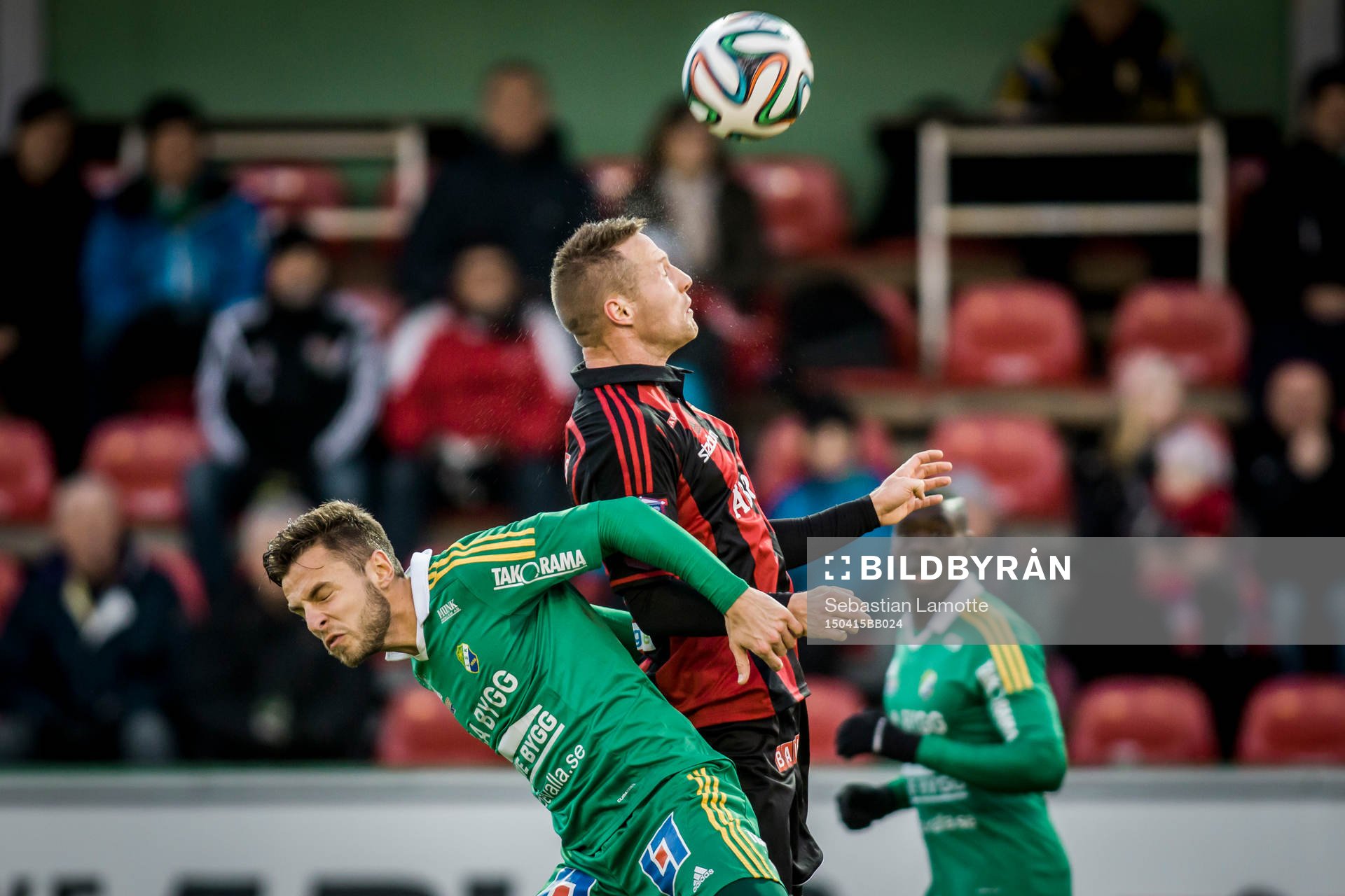 Brommapojkarnas Fredrik Stoor i nickduell med Ljungskiles Admir Bajrovic under fotbollsmatchen i Superettan mellan Ljungskile och Brommapojkarna den 15 april 2015 i Ljungskile.