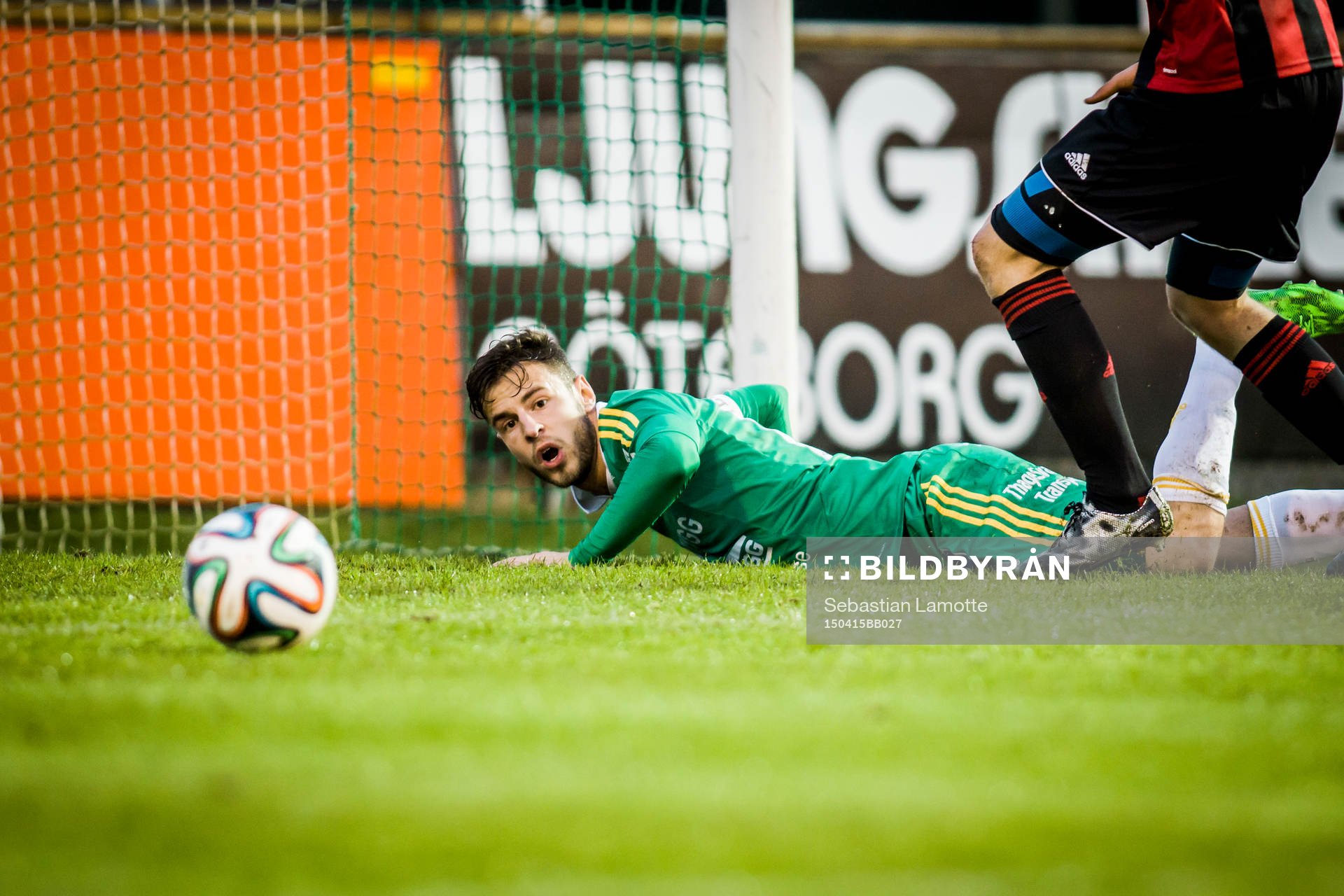 Ljungskiles Admir Bajrovic  tittar mot bollen