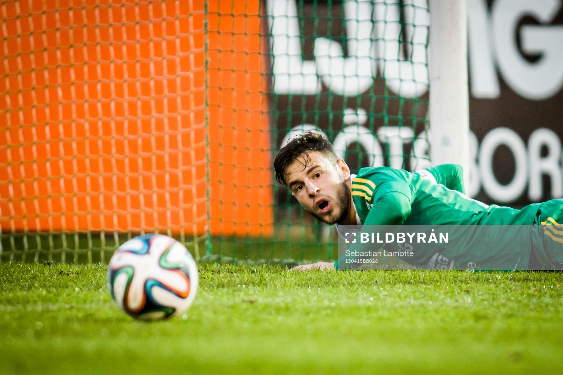Ljungskiles Admir Bajrovic  tittar mot bollen