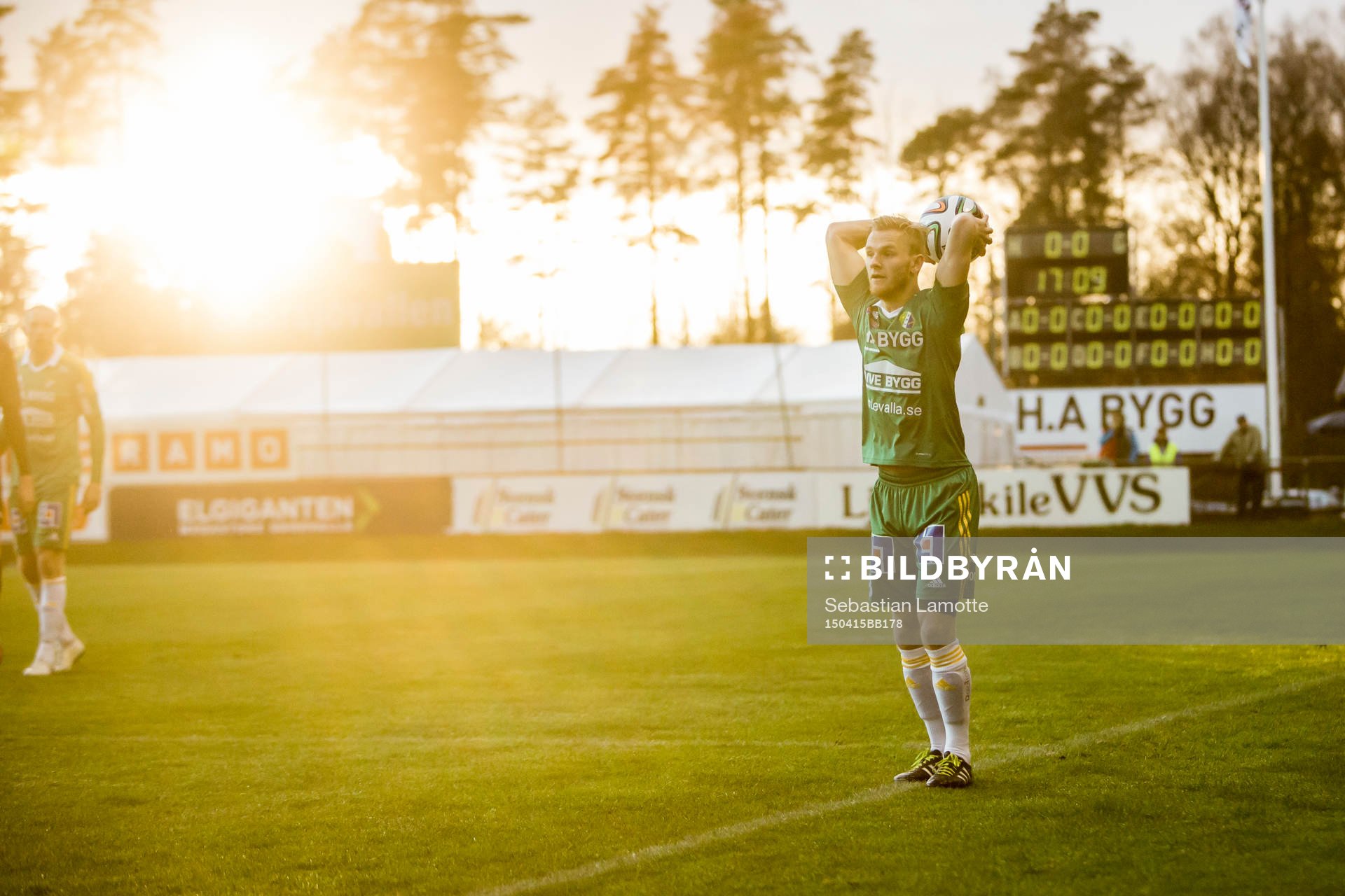 Ljungskiles Niclas Andersén  kastar ett inkast